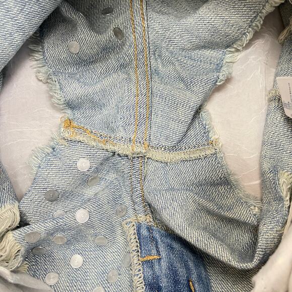 🌞 Ripped Distressed Denim Shorts Silver Studded Frayed Hem Forever 21 Size 24 - Picture 16 of 16